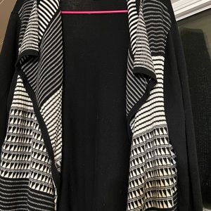 Avenue Black and White cardigan size 18/20